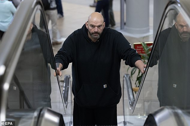 El senador John Fetterman fue trasladado de urgencia al hospital con una afección cardíaca potencialmente mortal después de caerse mientras caminaba por la mañana.