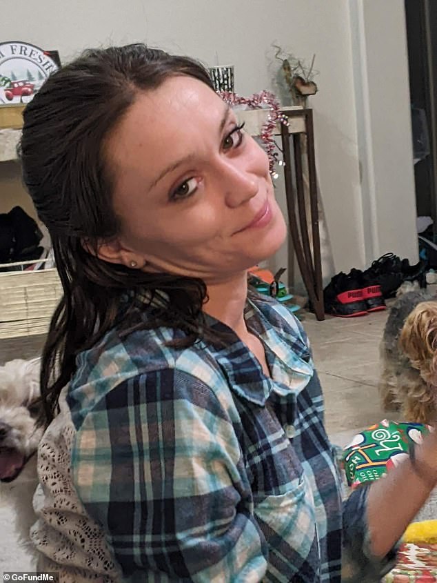 Una bella mujer de 31 años presuntamente fue ‘poseída’ por su novio quien la asesinó con una motosierra en su casa.