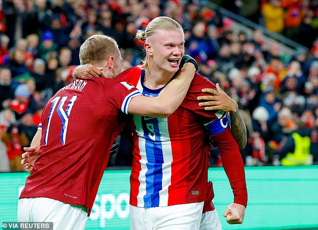 ¡Erling Haaland es un gran queso! El delantero del Manchester City consiguió un pedido de 70 HAMBURGUESAS CON QUESO para las estrellas de Noruega después de llevar a su país al borde de la Copa del Mundo con dos goles en la victoria en Estonia.