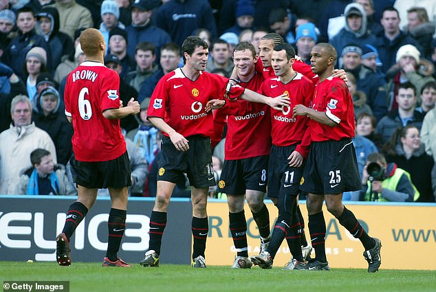 Los fanáticos quedan atónitos al descubrir al héroe icónico del Man United en el banquillo del equipo inglés durante un partido de clasificación para la Copa del Mundo en Wembley.