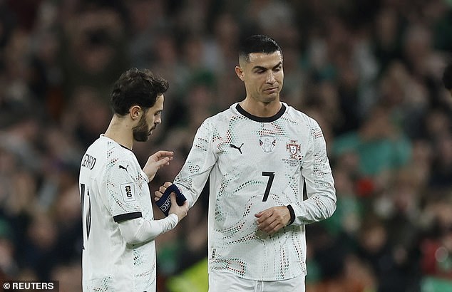 Cristiano Ronaldo ve ROJO: la estrella de Portugal es expulsada por darle un codazo a un oponente irlandés, luego reacciona sarcásticamente a la decisión y podría perderse el primer partido de la Copa Mundial del país