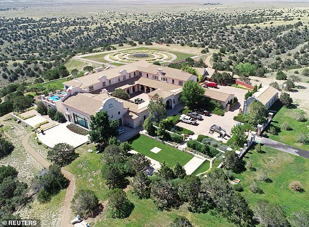 El FBI ha advertido que Epstein podría destruir “evidencias” después de que se construyera un “granero sospechoso” en Zorro Ranch, donde un ex trabajador afirma que el pedófilo enterró a “niñas estranguladas”.