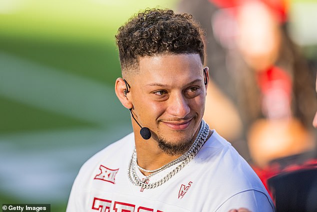 Patrick Mahomes se acerca fríamente a Taylor Swift y le revela qué música escucha en el auto