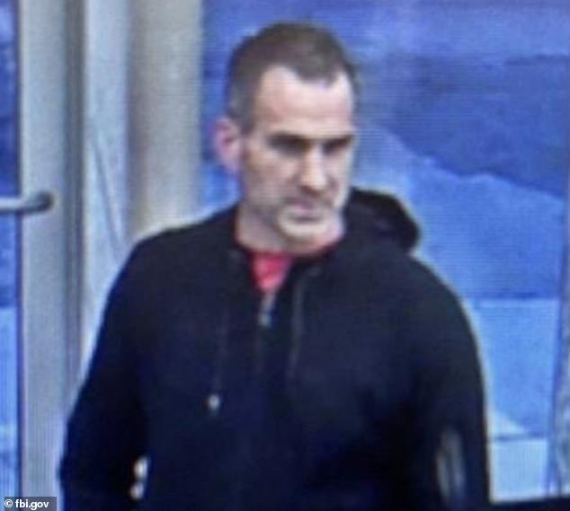 103906123-15293799-Authorities_are_on_the_hunt_for_Keith_Michael_Lisa_seen_here_for-m-18_1763210461972.jpg