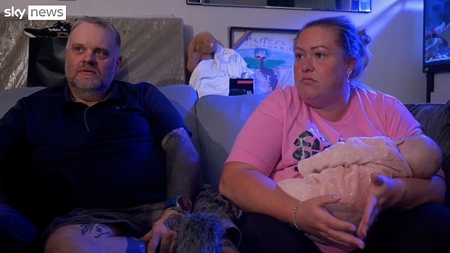 Les dan teléfonos, uniformes y casas gratis. ¿Por qué no podemos?’: Padres desesperados en la capital de Inglaterra, azotada por la pobreza, lamentan el trato que Gold da a los solicitantes de asilo mientras luchan por sobrevivir con el Crédito Universal.