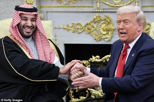 El proyecto de ley Epstein llegó al escritorio de Trump mientras el presidente cenaba con un príncipe saudita después de que el Senado lo aprobara por consentimiento unánime.