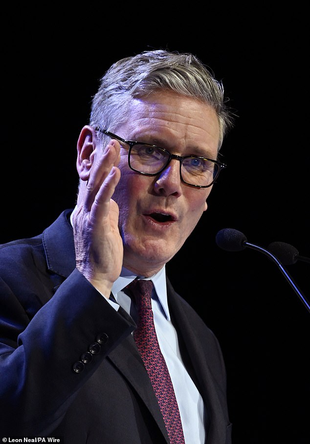 Keir Stormer negocia un ultimátum a Zelensky por su deshonrado plan de paz con Donald Trump, mientras los líderes europeos “preocupados” rechazan el acuerdo con Ucrania