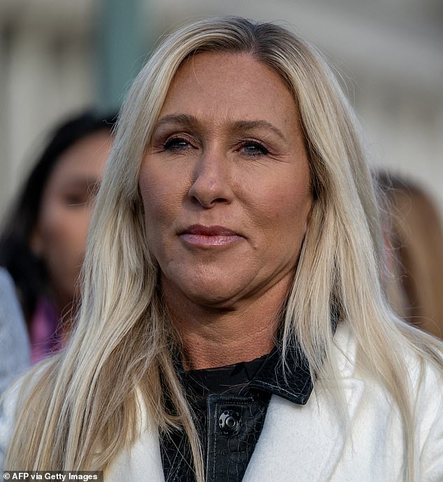 MTG reveló que el padre enfermo de cáncer se quedó atrás cuando se sometió a una cirugía para votar en contra del impeachment de Trump