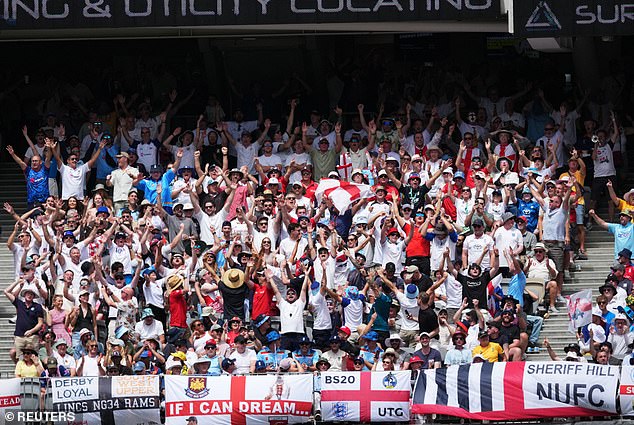 DESAYUNO DE CENIZAS: Los fanáticos de Inglaterra ofrecieron la cura perfecta para la resaca por segunda mañana mientras Mitchell Starc continúa su notable carrera e inspira a su rival ‘Duckett’s Buckets’.