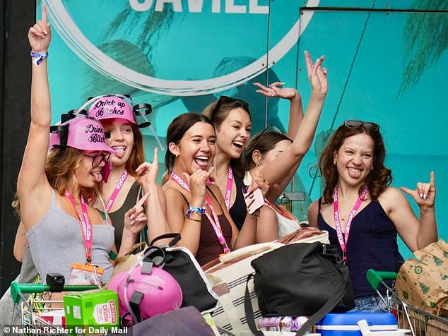 Las escuelas abren en Gold Coast mientras miles de adolescentes y modelos exclusivos para fanáticos llegan a la franja brillante