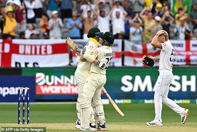 Inglaterra sufre una humillante primera derrota en la prueba después de otra caída de rebote antes de que la clase magistral de Travis Head lleve a Australia a una victoria improbable.