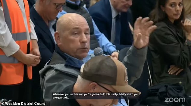 Vecinos enojados en un nuevo campamento para 600 hombres solteros solicitantes de asilo después de que a los niños en la escuela se les dijera que fueran “amables y considerados” con los recién llegados: “¿no nos educaron para desconfiar de los extraños?”