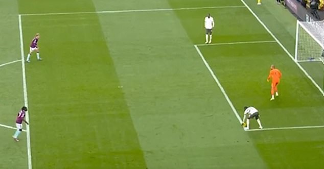 Los aficionados están furiosos porque el Chelsea evita conceder un penalti a pesar de una mano limpia después de que el club rival de la Premier League fuera sancionado por la misma infracción la temporada pasada.