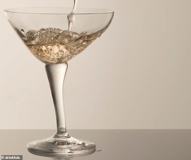 El enólogo inglés ha lanzado nuevas copas de champán modeladas a partir de los pechos de vivaces mujeres británicas, reemplazando el tradicional receptáculo francés de efervescencia inspirado en las curvas de María Antonieta.