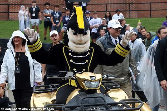 Una mascota del fútbol universitario escapa por poco de sufrir lesiones graves después de estrellar su vehículo todo terreno en directo