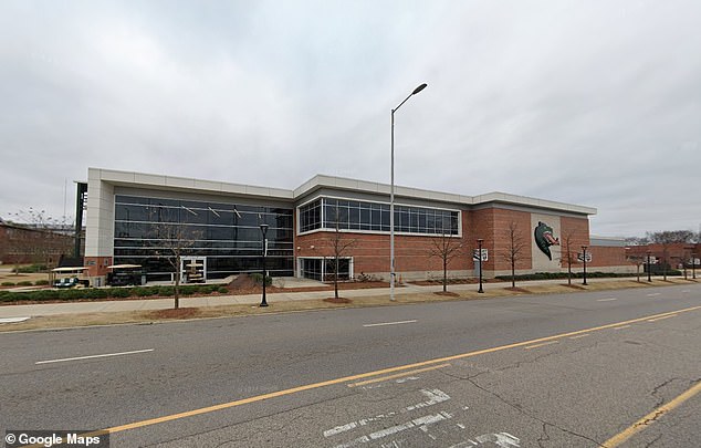 Un jugador de fútbol universitario apuñaló a dos compañeros de equipo en un impactante incidente horas antes del partido