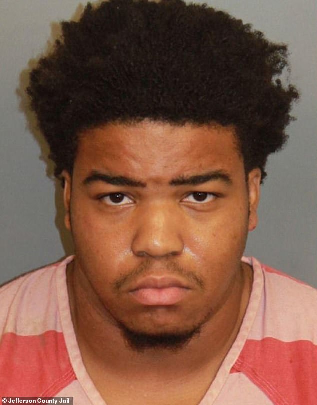 El jugador de fútbol universitario que ‘apuñaló a sus compañeros antes del partido’ espera transferirse de escuela a pesar de los cargos en su contra