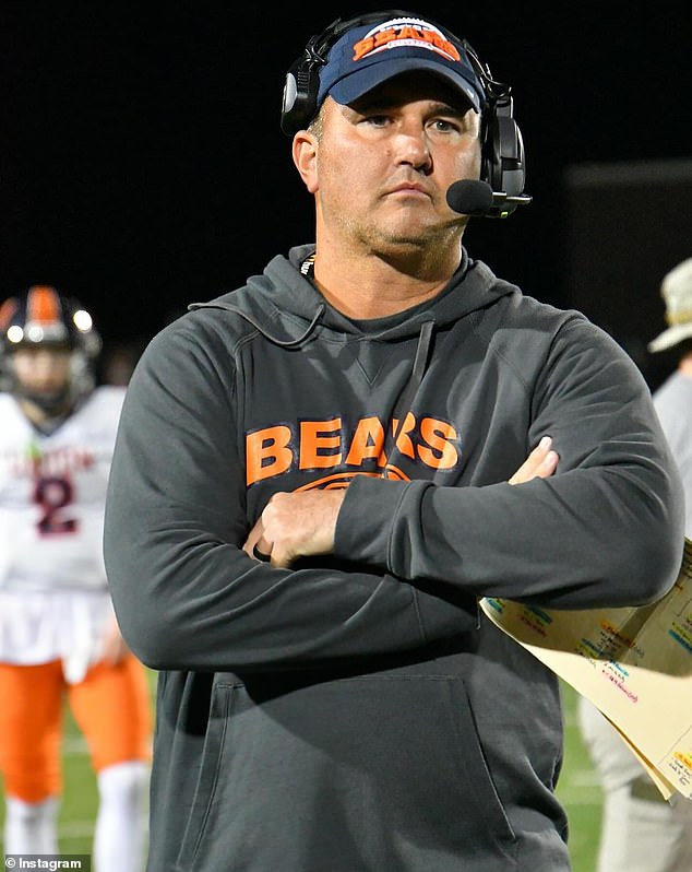 La esposa de Travis Turner borra silenciosamente todo rastro de las redes sociales mientras continúa la búsqueda del entrenador de fútbol buscado por cargos de pornografía infantil.