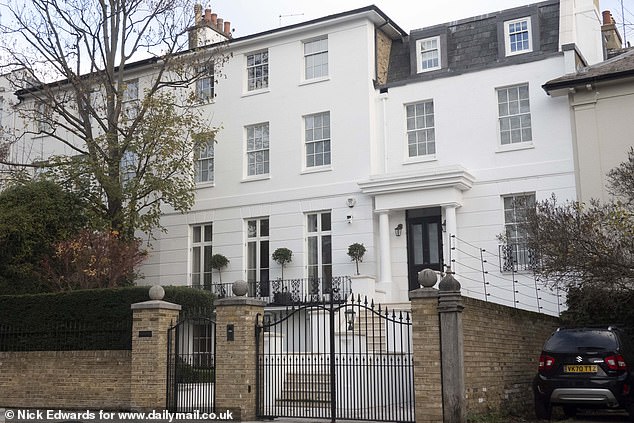 Un rico hombre de negocios pierde la batalla con el ayuntamiento por la cerca eléctrica de una megamansión de £44,5 millones para mantener alejados a los zorros… pero en su lugar pone un nuevo elemento disuasivo