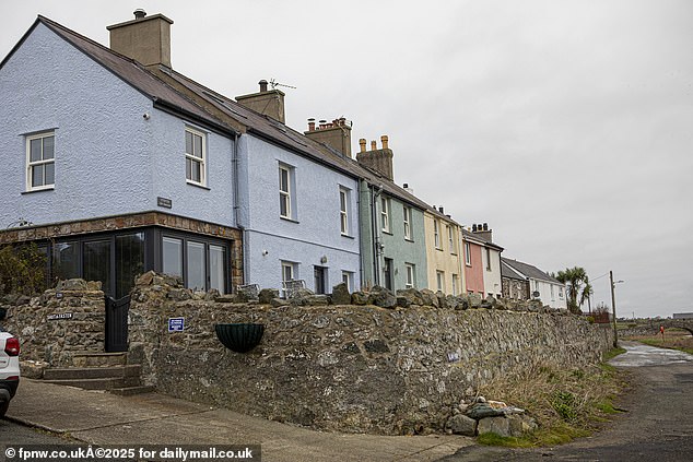 ¡No queremos más ingleses aquí! Un pueblo costero de postal de Gales se encuentra en el centro de una tormenta anti-inglesa después de que los concejales de Plaid Cymru quisieran que se deportara a las familias.