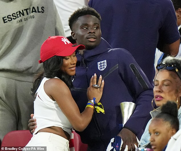 Bukayo Saka ‘se compromete’ con su novia de toda la vida, Tolami Benson, y le hace ‘propuesta en un hotel de Londres con un ENORME anillo’