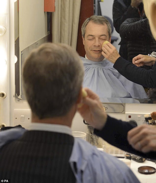 Los expertos afirman que los maquilladores ‘usaron fluidos corporales en Farage durante sus apariciones en la BBC’