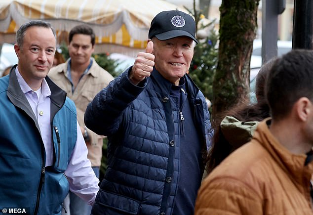 Biden le da una gran propina a Busker mientras pasa el Día de Acción de Gracias con su familia en Nantucket en medio de la batalla contra el cáncer.