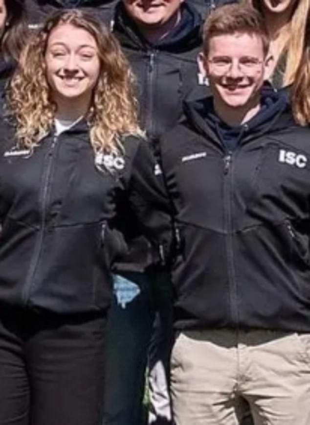 Una turista de 25 años fue mutilada hasta la muerte por un tiburón cuando su novio, instructor de buceo, intentó valientemente salvarle la vida, mientras surgían detalles trágicos.