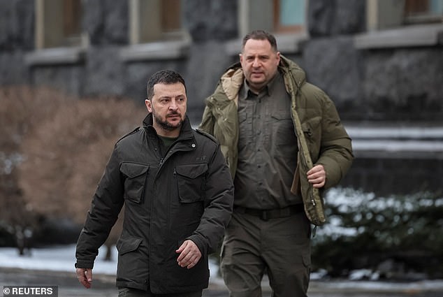 El jefe de gabinete de Zelensky dimitió horas después de que investigadores anticorrupción allanaran su casa en medio del escándalo de los sobornos energéticos de 75 millones de libras esterlinas y del “retrete dorado”.