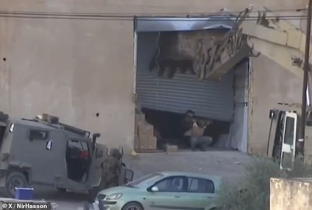 Las FDI ‘revisan’ horripilantes imágenes de las fuerzas israelíes que supuestamente ejecutaban a dos hombres palestinos que se habían ‘rendido’