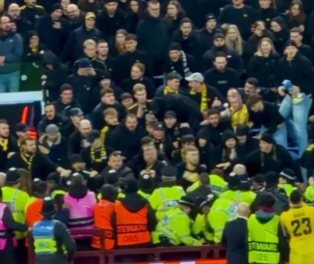 Impactante momento en que la policía recibió un puñetazo en la cara en Aston Villa: nuevas imágenes muestran el comportamiento vergonzoso de los hooligans suizos después de que dos arrestados tras escenas brutales