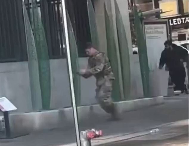 Héroe de la Guardia Nacional filmado derribando al tirador de DC Rahmanullah Lakanwal