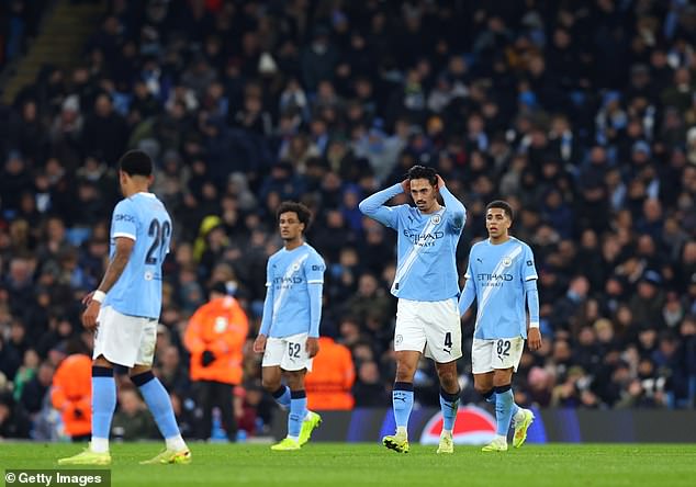 El técnico del Manchester City, Pep Guardiola, parece dudar de que a sus jugadores les falte confianza después de dolorosas derrotas sucesivas.
