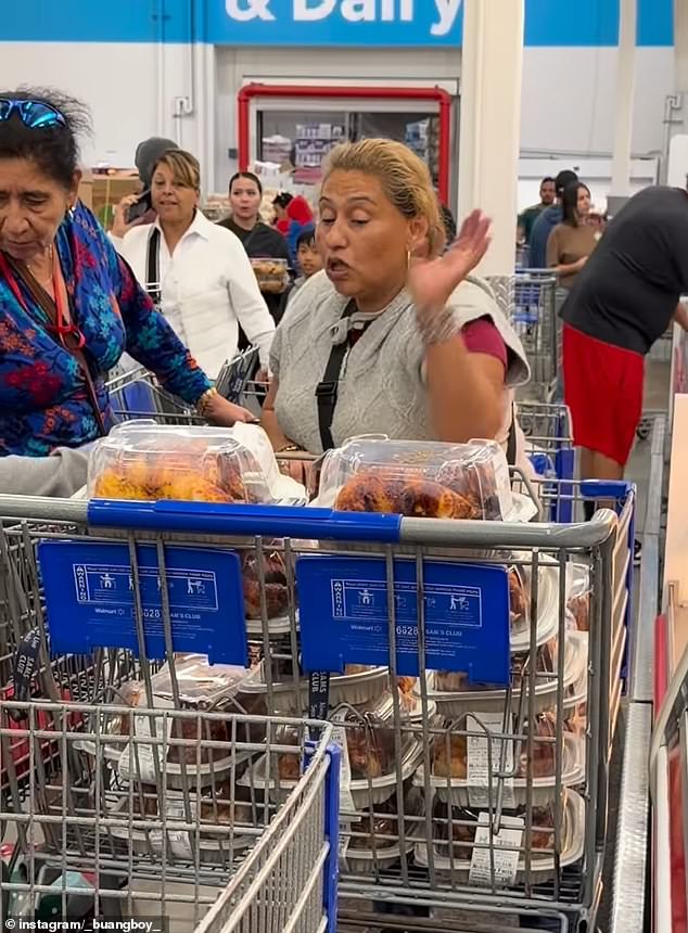 Una comerciante de Sam’s Club causó indignación en la víspera de Acción de Gracias al sacar cada pollo asado del estante caliente… luego se reveló la desgarradora razón de su comportamiento.
