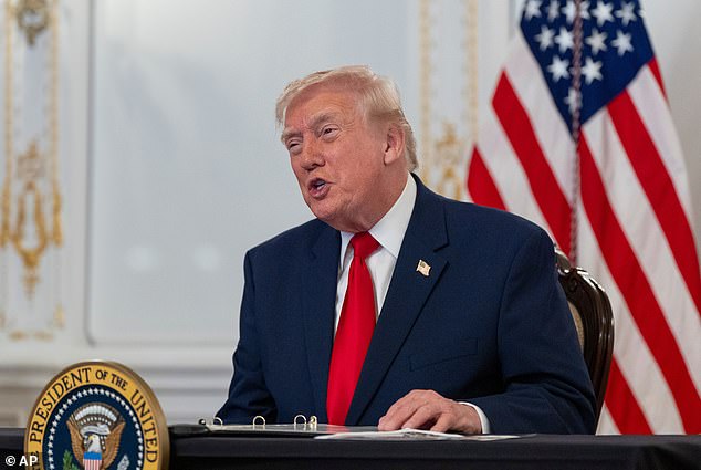 Trump califica a Tim Walz con la palabra R y emite una advertencia “preventiva” ilegal después de que Ilhan Omar lo acusa de tener una aventura