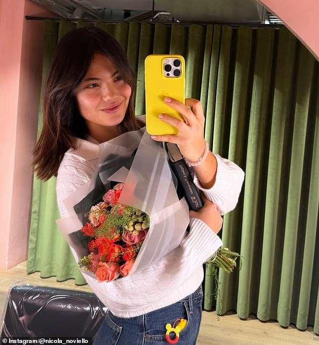 ¡Pieza perfecta de Emma Raducanu! La estrella del tenis británica muestra su espectacular nueva apariencia mientras disfruta pasar tiempo fuera de la cancha durante las vacaciones de invierno.