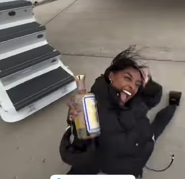 Simone Biles comparte una botella de tequila después de viajar borracha en un jet privado para ver el partido de la NFL de su marido
