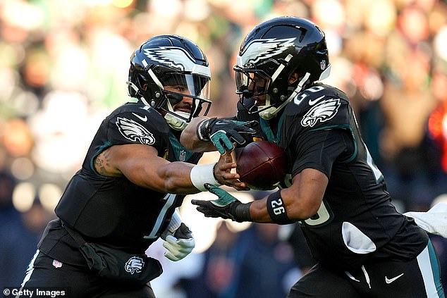 Los fanáticos de los Philadelphia Eagles abuchean a su propio equipo durante una miserable mitad contra los Chicago Bears.