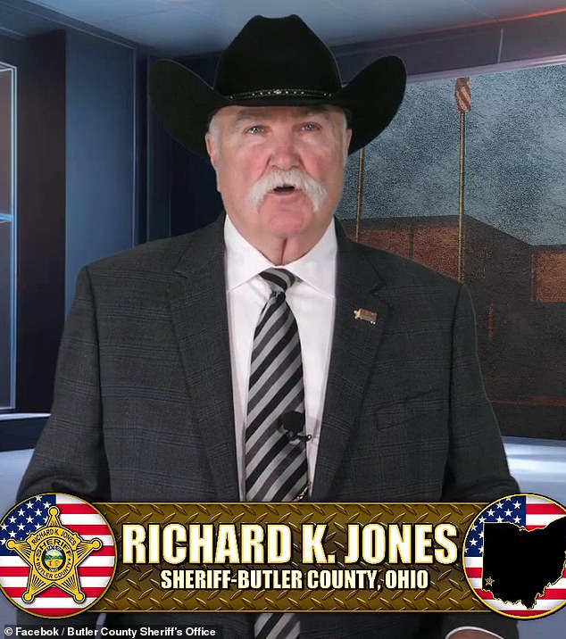 El sheriff lanza una diatriba malhablada criticando a las agencias por liberar a inmigrantes ilegales con un largo historial que condujo a un terrible accidente