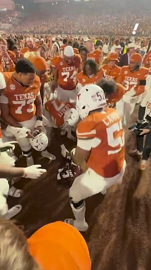 Momento brutal: los jugadores de Texas PISOEAN una camiseta de Texas A&M después de una dramática victoria sobre sus principales rivales.