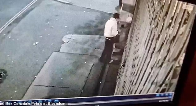 El ladrón de langostinos ataca de nuevo: el ‘pirata del porche’ fue captado por la cámara tomando £400 en orquídeas después de más robos de mariscos en restaurantes de lujo