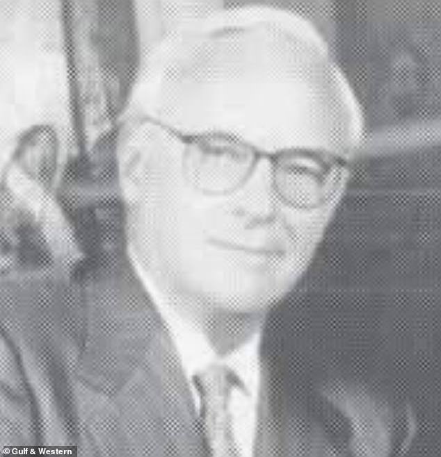 Los hijos del magnate de los negocios acusan a la hijastra de un ‘estafador parásito’ de desviar 30 millones de dólares de su fortuna mientras luchaba contra el Alzheimer.