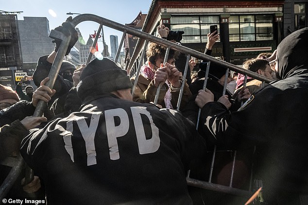 La violencia en Manhattan provocó al menos dos arrestos mientras 150 manifestantes anti-ICE juzgaban a los agentes