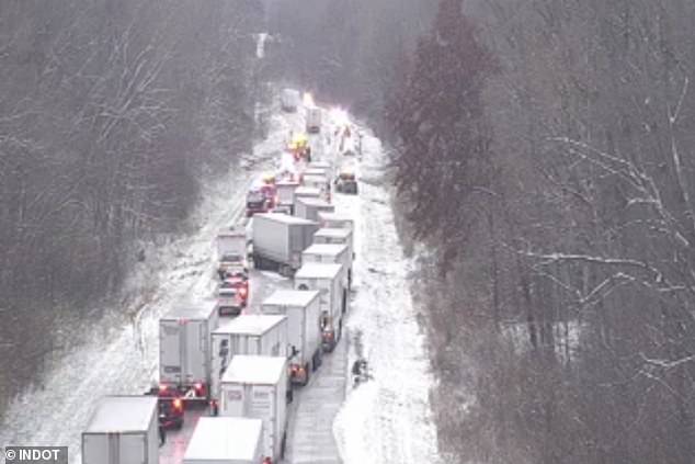 Escenas horribles como un loco choque en cadena de 45 autos mientras la nieve cubre el Medio Oeste, provocando choques masivos
