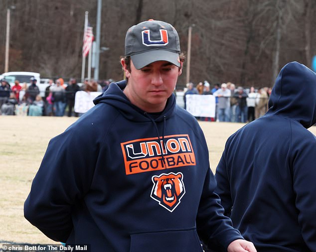 El hijo del entrenador de fútbol Travis Turner es visto por primera vez desde que su padre desapareció en medio de acusaciones de pornografía infantil.