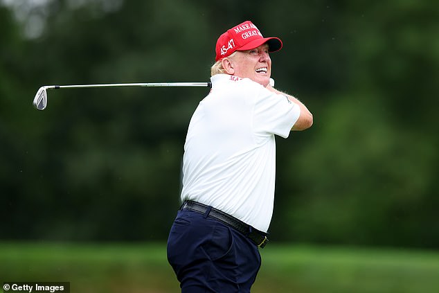 Donald Trump realiza un loco tiro de golf durante una ronda con Brooks Koepka y Wayne Gretzky