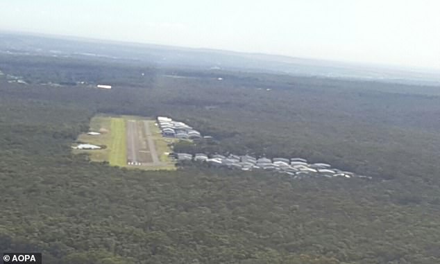 Dos aviones chocan en el aire cerca del aeródromo Knapperfield de Wedderburn, matando al piloto; el segundo avión escapa por poco
