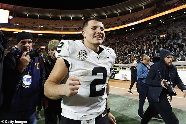 El hermano del mariscal de campo de fútbol universitario es arrestado en el juego por ‘intoxicación pública’ después de una disputa por la bandera