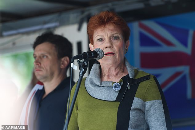Pauline Hanson aceptó valientemente en una ardiente manifestación por la “Australia Libre”, que se convirtió en un caos cuando los manifestantes rivales se enfrentaron.