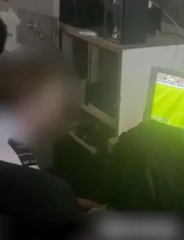 Momento en que un funcionario de prisiones filmó jugando un juego de fútbol con un preso en su celda; los magistrados están investigando las imágenes publicadas en línea